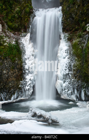 Formationen auf niedrigere Multnomah Falls Bridal Veil Oregon USA im Winter Eis Stockfoto