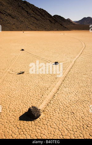 Verschieben von Felsen, Racetrack Playa, Death Valley Nationalpark, Kalifornien, USA. Stockfoto