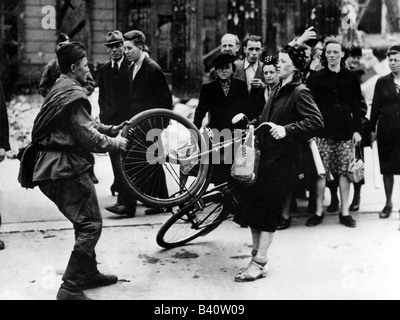 Veranstaltungen, Zweiter Weltkrieg / Zweiter Weltkrieg, Deutschland, Ende des Krieges, Sowjet Soldat nimmt Fahrrad von einer deutschen Frau, Berlin 1945, Stockfoto
