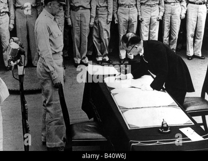 Ereignisse, Zweiter Weltkrieg/zweiter Weltkrieg, Japan, Kapitulation, japanischer Außenminister Mamoru Shigetsu unterzeichnet japanisches Kapitulationsinstrument an Bord der "USS Missouri", Tokyo Bay, 2.9.1945, Stockfoto