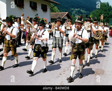 Geografie/Reisen, Deutschland, Bayern, Folklore, Band aus Murnau (Oberbayern) in Tracht, bayerische Blaskapelle, Marching, Stockfoto