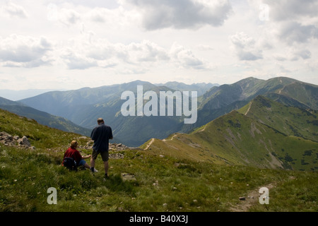 Zwei Männer bewundern Sie die Aussicht von der Spitze des Berges Kasprowy Wierch, befindet sich in der westlichen Tatra von Zakopane-Polen Stockfoto