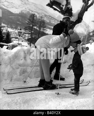 Cardinale, Claudia, * 15.4.1938, italienische Schauspielerin, volle Länge, auf Skifahrer, Winterurlaub, Cortina d'Ampezzo, 1963, Stockfoto