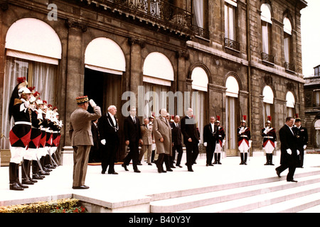 Adenauer, Konrad, 5.1.1876 - 19.4.1967, deutscher Politiker (CDU) und Staatsmann, Bundeskanzler 1949 - 1963, volle Länge, mit Charles de Gaulle, Palast Elysee, Frankreich, Staatsbesuch, Paris, ca. 1962, Stockfoto