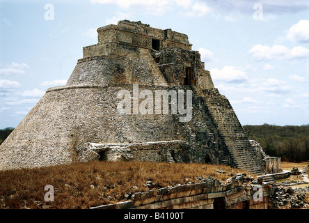 Geographie/Reise, Mexiko, Yucatan, Uxmal, ca. 600 n. Chr. erbaut, ca. 900 n. Chr., maya-stadt, puuc-stil, Piramid Del Adivino (Pyramide des Zauberers), Gebäude, Architektur, Mittelamerika, Amerika, lateinamerikanische Indianer, lateinamerika, mayas, klassische Zeit, UNESCO, Weltkulturerbe, historisch, historisch, alt, Religion, Landschaft, Wolken, Stockfoto