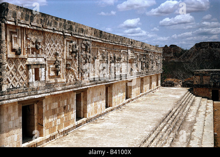 Geographie/Reise, Mexiko, Yucatan, Uxmal, ca. 600 n. Chr. erbaut, ca. 900 n. Chr., maya-stadt, puuc-stil, Nunnery Quadrangle, Fries, Schlangenmotiv (Einfluss von Toltec, Toltecan), Gebäude, Architektur, Bildende Kunst, Mittelamerika, Amerika, lateinamerikanische Indianer, klassische Zeit, UNESCO, Weltkulturerbe, historisch, historisch, alt, ornament, ornament, ornament, Stockfoto