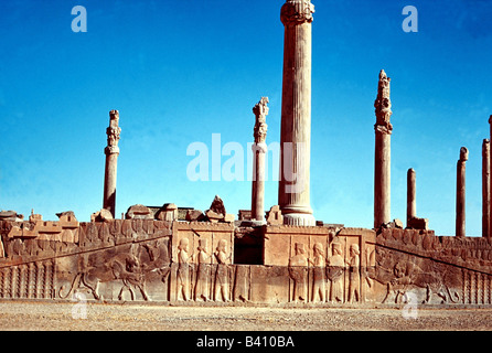 Geographie/Reise, Iran, Persepolis (Parsa), erbaut ab 518 v. Chr., zerstört 330 v. Chr., Zuschauerraum (Apadana), Treppe mit hohem Reliefaufsatz, Stockfoto