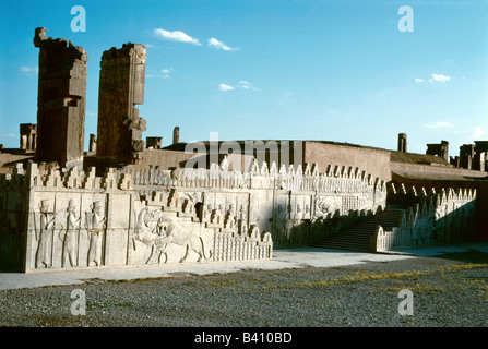 Geographie/Reise, Iran, Persepolis (Parsa), erbaut ab 518 v. Chr., zerstört 330 v. Chr., Palast von Xerxes I., Nordtreppe, UNESCO, Weltkulturerbe, gegründet von Dareios I., Sommerresidenz der Achämener, niedergebrannt von Mazedonias von Alexander dem großen, persischen Königreich, Antike, historische, antike, achämenische Architektur, Reliefkunst, Reliefkunst Reißender Löwe, Soldaten, schöne Künste, Treppen, Stufen, alte Welt, Stockfoto