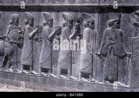 Geographie/Reise, Iran, Persepolis (Parsa), erbaut ab 518 v. Chr., zerstört 330 v. Chr., Palast (Hadisch) des Königs Xerxes I., Erleichterung "Bringer der Tribute", UNESCO, Weltkulturerbe, gegründet von Dareios I., Sommerresidenz der Achämener, niedergebrannt von Mazedonias von Alexander dem großen, persischen Königreich, Antike, historische, historische, historische, historische, historische, historische, historische, historische, historische, historische, historische, historische, historische, historische, antike Achämenische Architektur, Steuern, Glas, Gold, traditionelle Tracht, Stockfoto