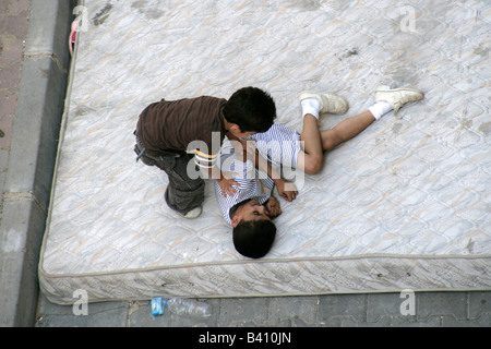 Türkische Jungs spielen in der Straße, Istanbul, Türkei Stockfoto