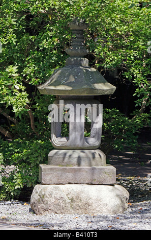 Ein japanischer Garten Laterne am Kotokuin Tempel Kamakura Japan Stockfoto