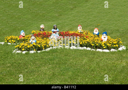 Garten mit weißen Schnee und die sieben Zwerge Stockfoto