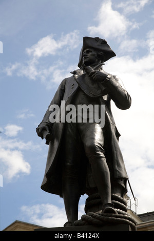 Die Statue von der Seefahrer und Entdecker Captain James Cook (1728-1779) in Pall Mall, London. Stockfoto