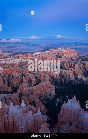 USA, Utah, Bryce Canyon Nationalpark. Mondaufgang über Sunset Point. Stockfoto