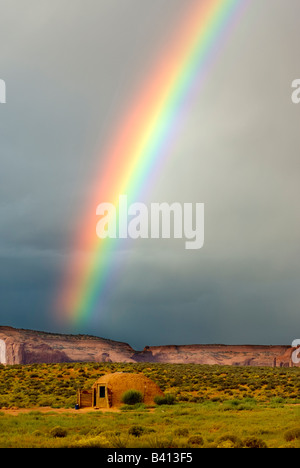 USA, Utah, Monument Valley Navajo Tribal Park. Regenbogen über einer Navajo-Hogan. Stockfoto