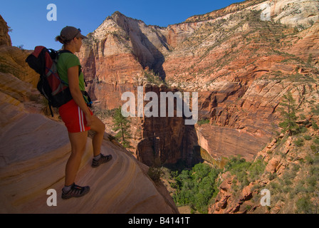 USA, Utah, Zion Park.  Eine weibliche Wanderer blickt auf den Rest des Parks von ganz oben auf dem Hidden Canyon Trail.  (MR) Stockfoto