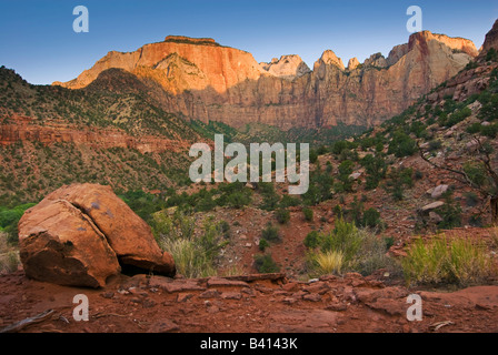 USA, Utah, Zion National Park.  Sonnenaufgang auf dem Platz der Patriarchen. Stockfoto