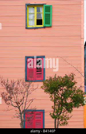 Haus aus Wellblech mit bunten Fensterläden Stockfoto