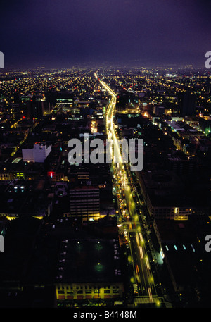 Geographie/Reise, Mexiko, Mexiko-Stadt, Stadtansichten/Stadtansichten, Hauptstraße bei Nacht, Stockfoto