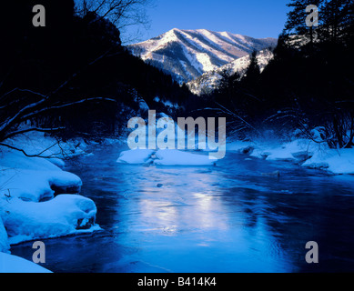 UTAH. USA. Licht des Sonnenaufgangs auf Mount Beirdneau im Winter über eisige Logan River. Logan Canyon. Bear River Range Stockfoto