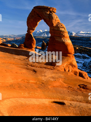 ARCHES-NATIONALPARK, UTAH. USA. Zarte Arch La Sal Mountains in Ferne. Stockfoto