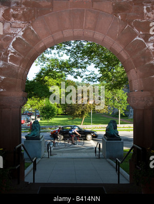 Radfahren auf der Main Street in St. Johnsbury, Vermont. Aus dem Faribanks Museum. (MR) Stockfoto