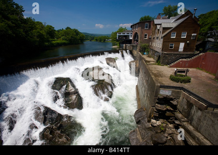 Unterschreitet die überdachte Brücke in Quechee, Vermont. Ottauquechee Fluss. Stockfoto