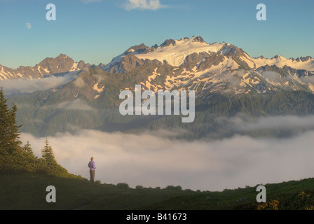 USA, Washington, Olympic Nationalpark.  Eine weibliche Wanderer genießt die Aussicht des Olymps aus der hohen teilen.  (MR) Stockfoto