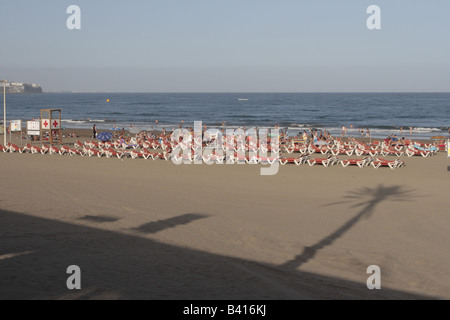 Schatten einer Palme fällt in Playa del Ingles spät an einem Sommertag Gran Canaria Kanaren Spanien Stockfoto