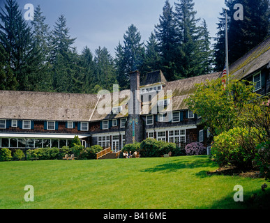 Der Lake Quinault Lodge an einem sonnigen Nachmittag im Olympic National Forest auf der Olympic Halbinsel von Washington State Stockfoto