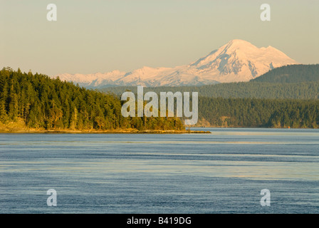 USA, WA, San Juan Island. Friday Harbor auf WSF Fähre verlassen bietet Aussicht auf Mt Baker im Abendlicht Stockfoto