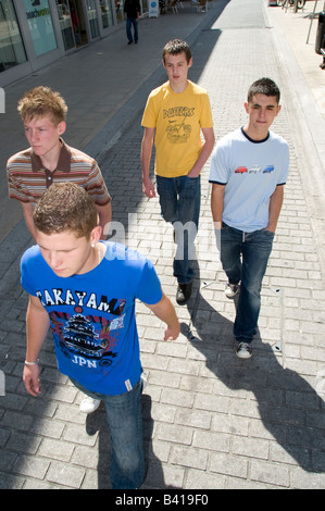 Jungs im Teenageralter in Mobiltelefonen Straße kämpfen, trinken, Rauchen Modell freigegeben schießen Nr. 3643 Stockfoto