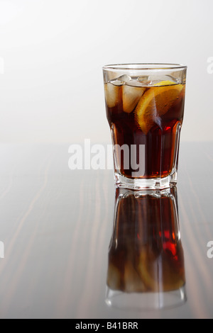 Glass filled with kola, ice cubes and a lemon slide Stockfoto