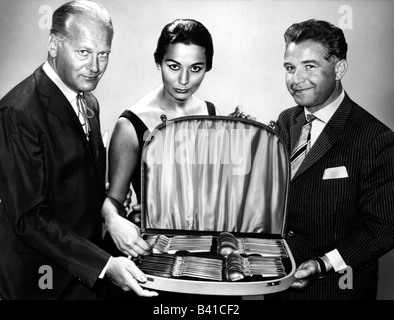 Juergens, Curd, 13.12.1915 - 18.6.1982, deutscher Schauspieler, halbe Länge, mit seiner Frau Simone Bicheron und Wille Drache, Silberwarenherstellung Solingen, 1960er Jahre, Stockfoto