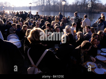 Geographie/Reisen, Deutschland, Bayern, München, Gastronomie, Biergarten, 'Sehaus', Kleinhesseloher See, See, Menschen an den Tischen, Eröffnung, 11.1.1998, Stockfoto