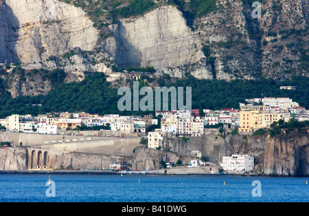 Beliebten Resorts befinden sich an der Amalfiküste in Kampanien in Süditalien (italienische Riviera) Stockfoto