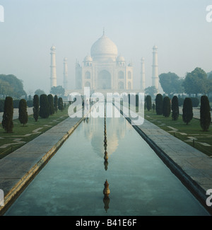 Nebliger Sonnenaufgang im Taj Mahal, Agra, Uttar Pradesh, Indien, Mogul, Sonnenaufgang Stockfoto