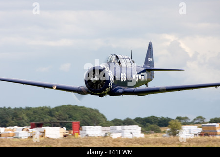 North American T6J Harvard 52-8543 66 Marine G-BUKY im Flug niedrige Ebene Überflug am Breighton Flugplatz Stockfoto