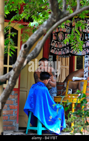 Seitenstraße Barbier, Desa Pakraman Bebetin, Sawan, Buleleng Regency, Nord-West-bali Stockfoto