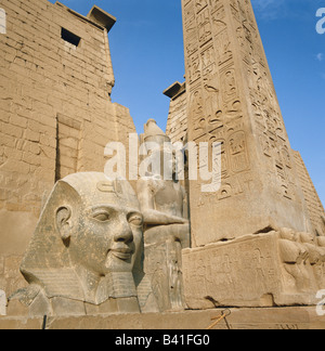 Luxor Kopf Kolossalstatue und Obelisk am Tempel von Luxor, Ägypten, Nil Senke, Nordafrika Stockfoto