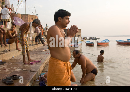 Hindu Mann betet, Ghats von Varanasi, Indien. Stockfoto