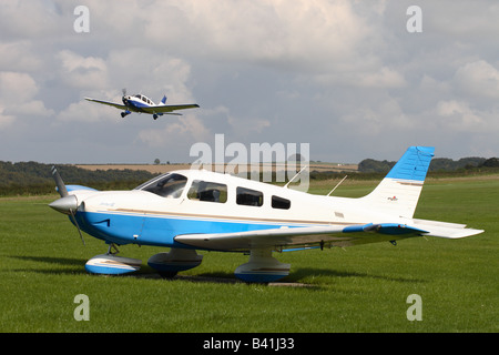 Piper Pa-28 Cherokee Archer allgemeine Luftfahrt leichte touring Flugzeuge und Trainer bei Grass Flugplatz mit einem anderen Pa 28 ausziehen Stockfoto