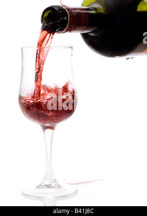 Ein Foto des roten Wein Beeing in Glas gegossen. Über weiß. Stockfoto