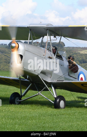 De Havilland DH 82A Tiger Moth Oldtimer klassische Doppeldecker offenen Cockpit-Design aus den 1930er Jahren mit Pilot und Passagier Stockfoto