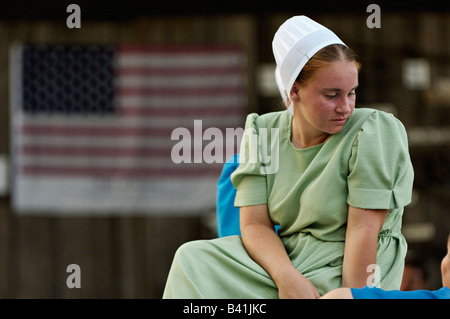 Teenager-Mädchen Mennonite Heritage Festival mit amerikanischen Flagge hinter Lanesville Indiana Stockfoto