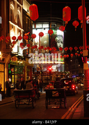 Les Miserables musical Theater mit Chinatown Laternen Nachtleben von London Vereinigtes Königreich Stockfoto