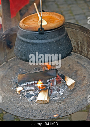 Kochtopf auf Feuer im Park Schlosses in der Weihnachtszeit in Büdingen Hessen Deutschland Stockfoto