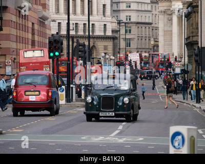 Hohen Verkehrsaufkommens in der Londoner City in der Nähe von Bank Station Vereinigtes Königreich Stockfoto