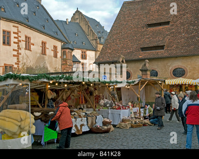 Ständen für den Verkauf Weihnachtsartikel und traditionelle Küche in der Weihnachtszeit auf dem Marktplatz von Büdingen Hessen Deutschland Stockfoto