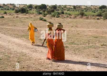 Frauen auf dem Weg zum Wasser von kleinen Wasserbecken zu sammeln. Thar-Wüste, Rajasthan, Indien. Stockfoto